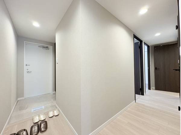 玄関スペースと廊下