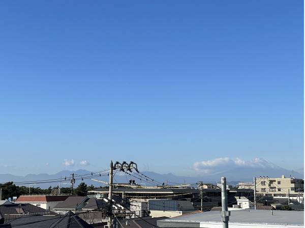 空気の澄んだ日には富士山も大きく見えます
