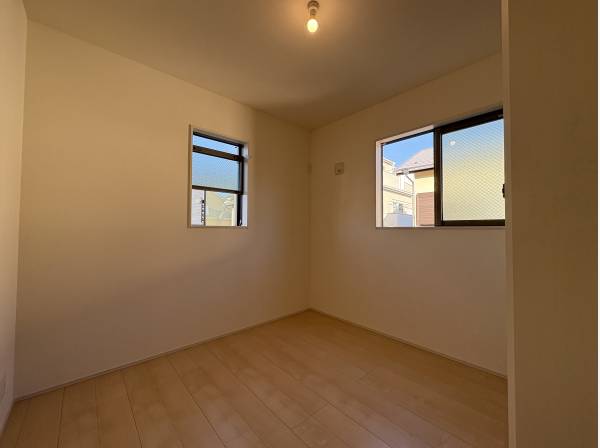 明るく書斎としても使えるストレージルーム