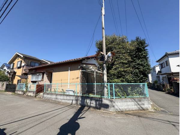 区画の整った閑静な住宅街の一画