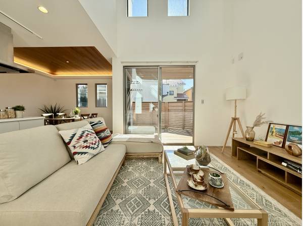 勾配天井で開放的なリビングルーム