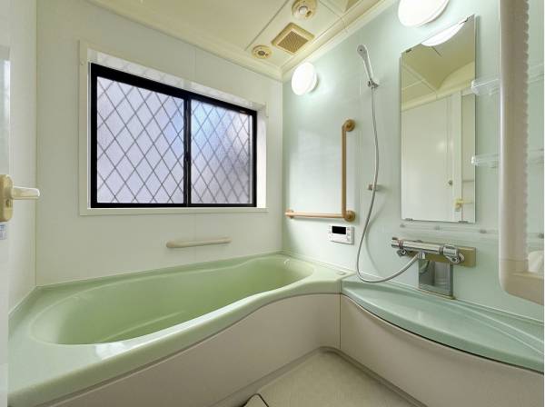 優しいグリーンに包まれたバスルームでのんびりリラックス