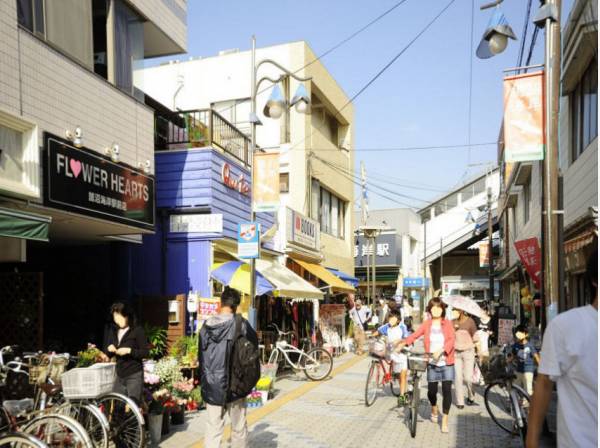 駅前には商店街も広がる「鵠沼海岸」駅まで徒歩５分