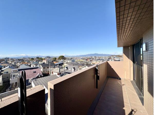 リビングから繋がるバルコニーもゆとりの空間