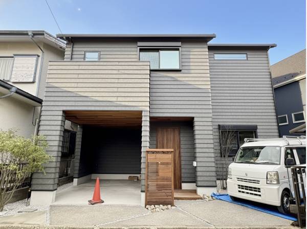 太陽光発電システム付き！カースペースは2台分ございます♪