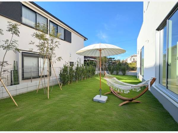 走り回れるような広いお庭が南側に広がります。芝生・家具はイメージ