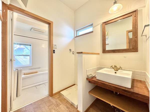 自然素材が映える、味わいある洗面空間。