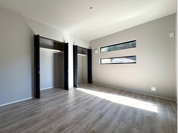 二つの収納が暮らしを整え自然光が心地よく満ちる明るい居室