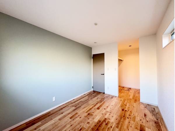 納戸が2部屋、居室が1部屋ございます