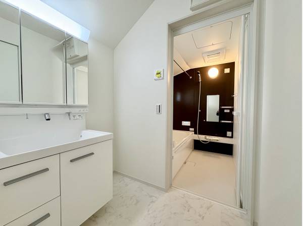 明るく使いやすい三面鏡