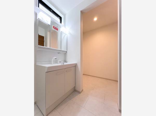 広いリネン庫を完備した便利なパウダールーム