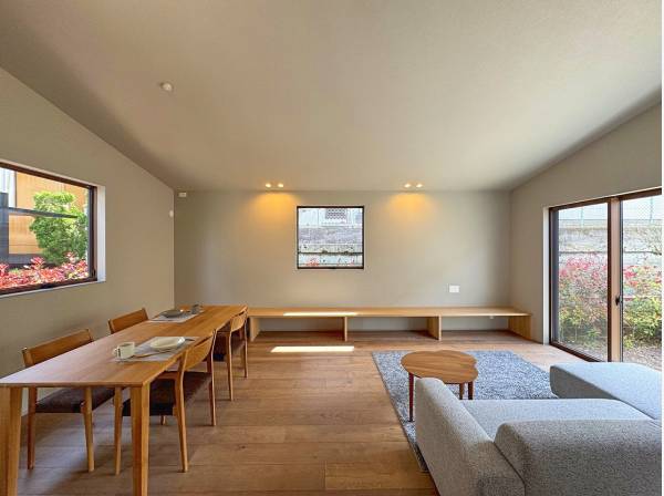 ＬＤＫは24帖オーバー。庭に面する大きな窓が印象的。