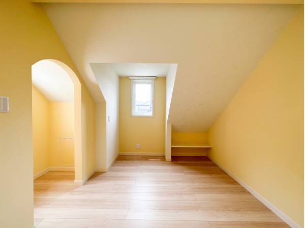 2階の子供部屋　黄色の壁紙がかわいい