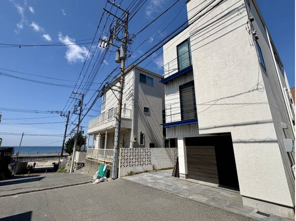 前面道路もゆとりのスペース。海を身近に感じるガレージハウス