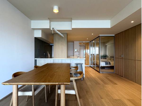 木の温もりに包まれた、静謐で上質な住空間。