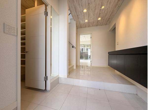 モノトーンで纏められた伸びやかな玄関ホール