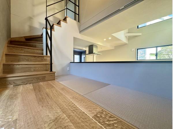 なぐり床加工の小上がりスペース