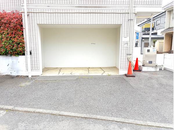５ｍ級のお車でも止められる部屋専用駐車場になります