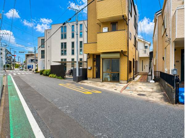 開放感ある前面道路に面した立地。辻堂駅徒歩10分のアクセスです。