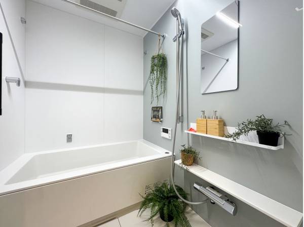 海を連想させるのライトブルーのバスルーム