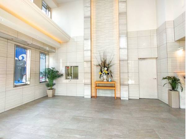 吹き抜け天井の開放感あふれるエントランス