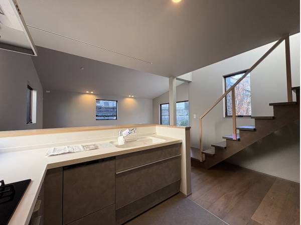 家族との会話が自然と生まれる対面式キッチン