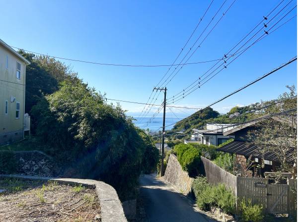 高台から海を望みます