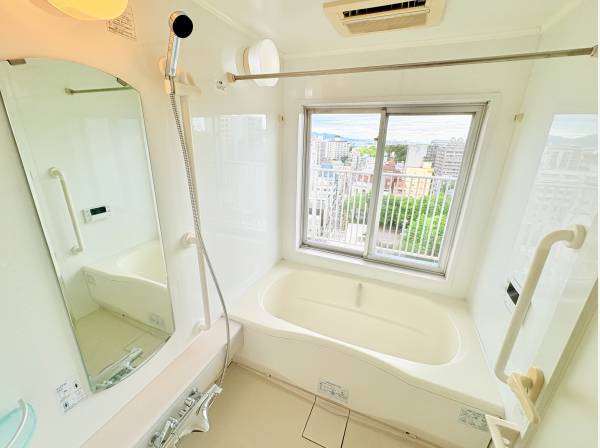 景色が見える窓付き浴室。換気もしやすく、心地よいバスタイムを過ごせます