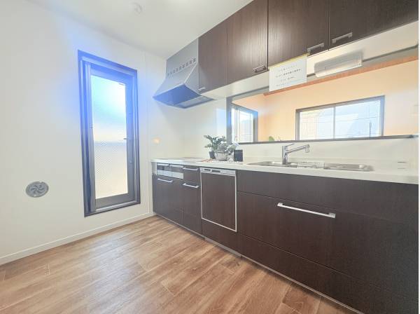 キッチン横には勝手口も付いてます。