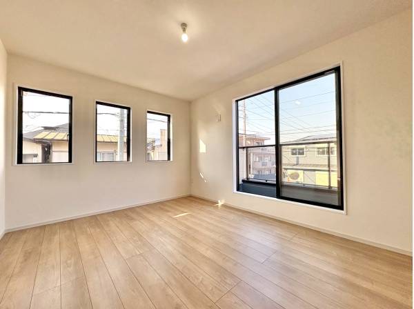 三面採光で光が巡る明るく心地よい洋室空間。