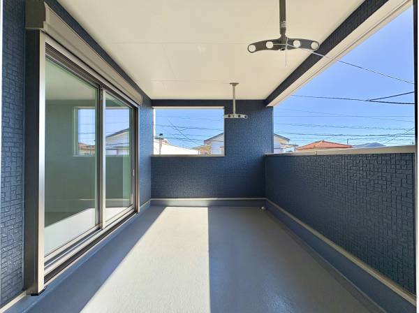 広いインナーバルコニーは沢山の物が干せます。