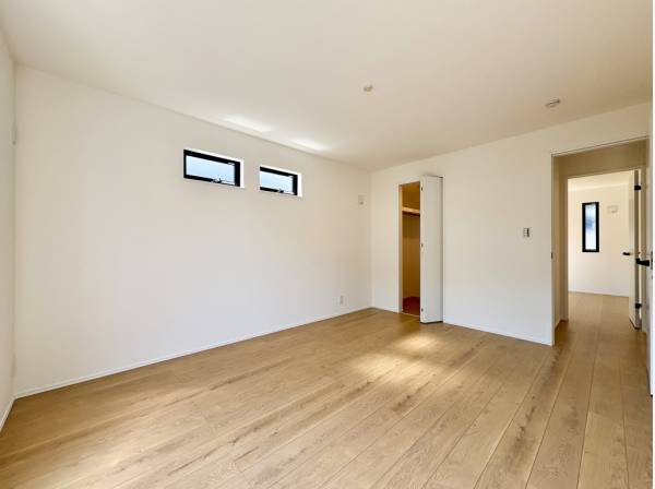 ウォークインクローゼットを完備した明るい洋室