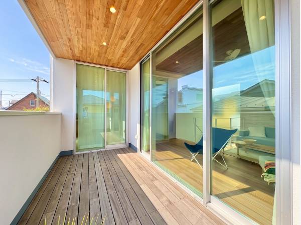 広いバルコニーは開放感があり陽光が差込む明るい空間