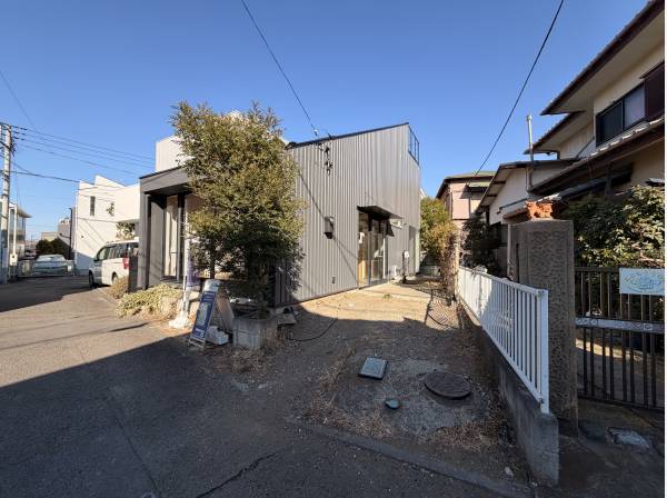 大きな窓と片流れ屋根が特徴的な外観