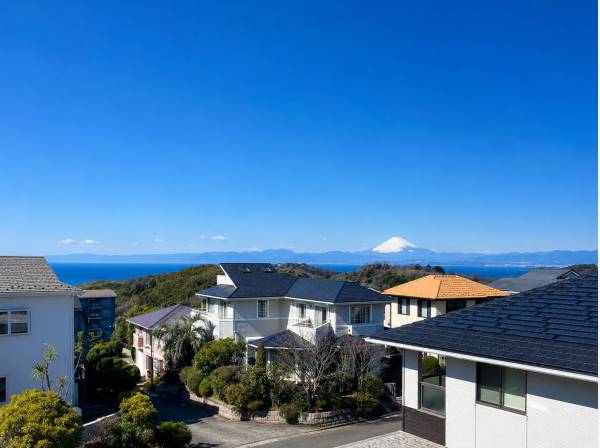 2階・ルーフバルコニー相当の高さからは海と富士山を望みます。