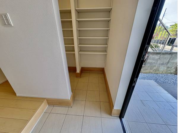 玄関は広いですよ！