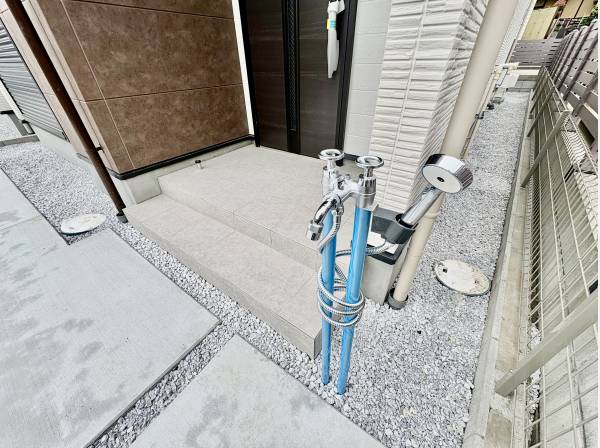 玄関横にはシャワーが有りますよ