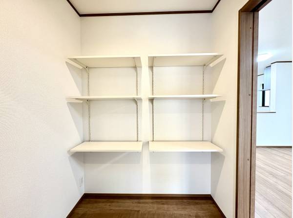 玄関ホールには広々とした収納も