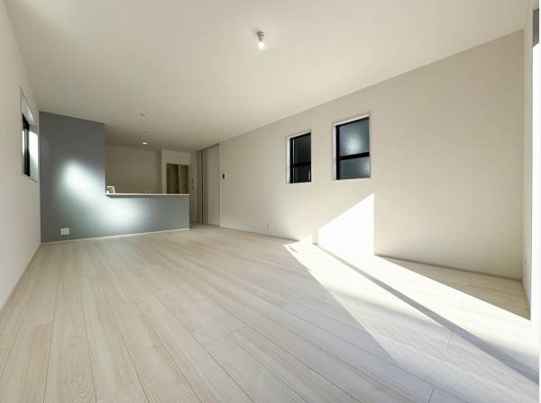 三面採光の明るいLDKは約18帖のゆとりある空間