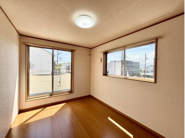二面採光で陽当たり良好な洋室部分！