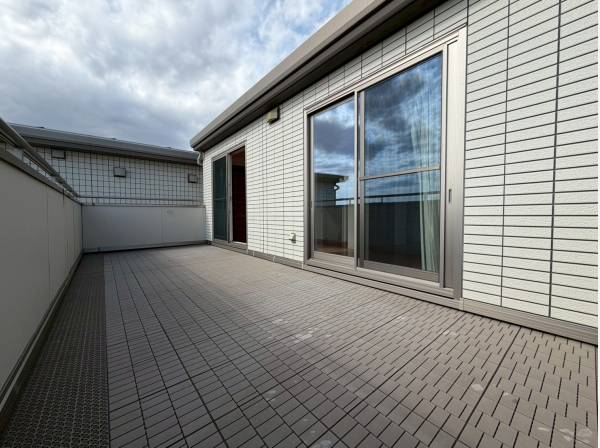 3階居室からは大型のルーフバルコニーへ！