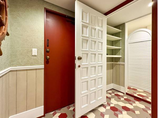 玄関横に大型のシューズインクローゼットがあります