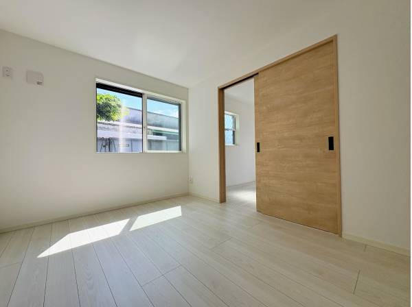 南向きの居室には明るく開放感があります