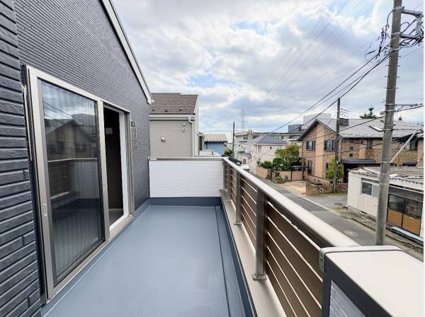 広いバルコニーでゆっくりくつろげます、2部屋からバルコニーに出れます