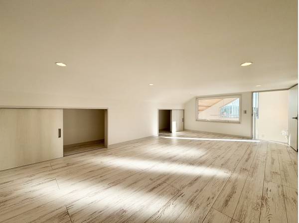 中腰で移動できる約10帖のロフトスペース