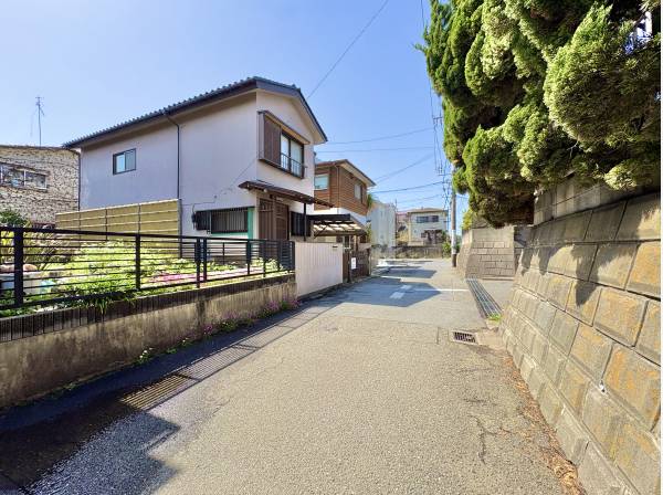 前面道路は車通りも穏やかで、お子さまにも安心の環境です