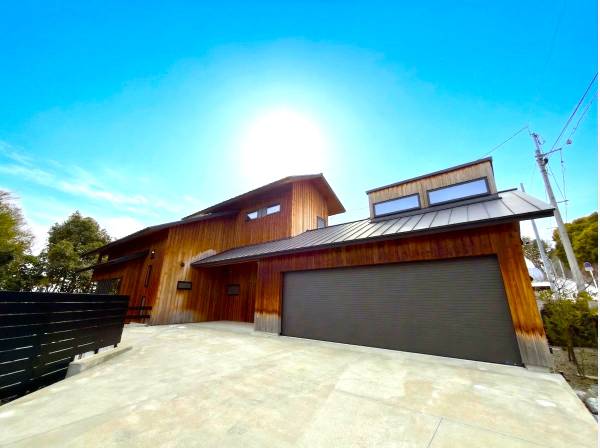 大きなガレージはお車２台にバイクスペースをしっかりと確保されています。