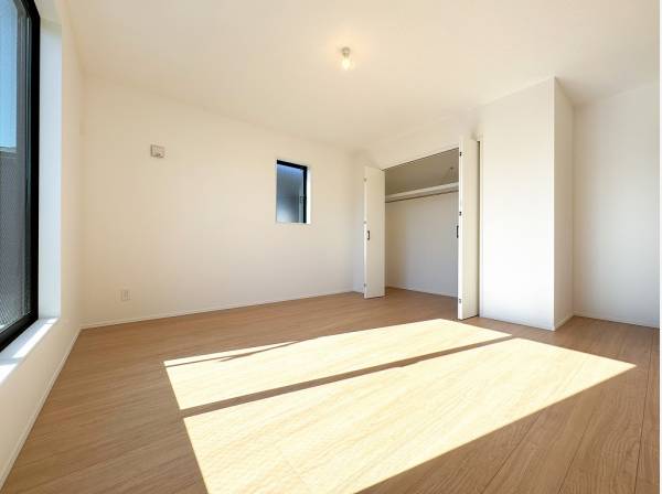 陽の光で満ちた南向きのベッドルームは約9帖と広々