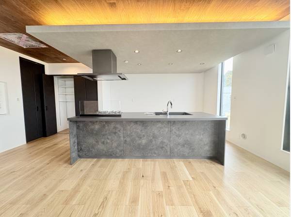 上部の照明がお洒落です