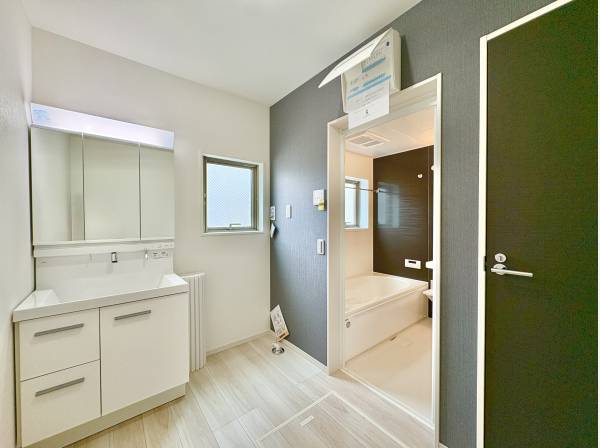 通常より広く設計した洗面室は収納も完備